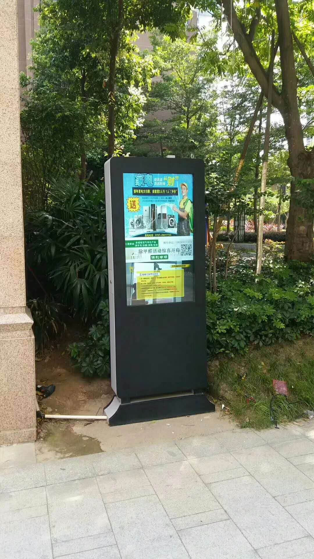 户外广告机 现代城市景观中的多功能信息枢纽